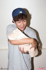 组图：陈浩民太太出院 一家四口亮相乐融融