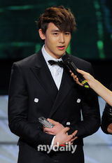 组图：韩星刘在锡再捧MBC大奖 2AM与2PM等到场助阵