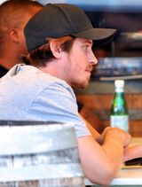 组图：邓斯特与男友吃午餐不忘甜蜜抚手