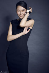 组图：王宁蕾丝镂空装魅惑出镜