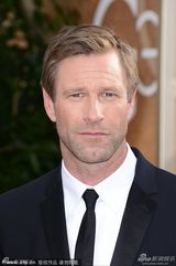 组图：阿伦-艾克哈特现身金球红毯型男范儿十足