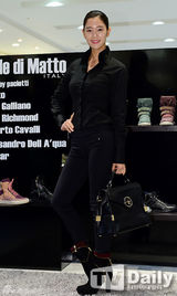 组图：韩星Clara出席活动 全黑装扮难掩性感