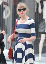 组图：泰勒-斯威夫特曝街头照 复古条纹裙引领时尚