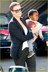 组图：查理兹塞隆抱爱子看医生 西装干练优雅