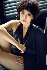 组图：于小磊性感写真妩媚动人 秀修长美腿