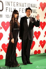 组图：日本首相安倍晋三亮相 和汉克斯握手言欢