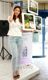 幻灯图：朴韩星举行图片展 宣传其名字命名牛仔裤