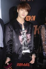 组图：金在中休闲装出席首映 明眸温柔放电