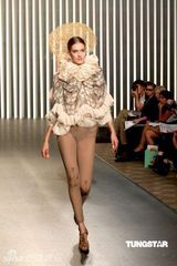 幻灯图：世界比基尼小姐冠军香港走秀呈现简约时尚