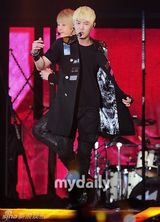 组图：韩国偶像组合神话15周年演唱会