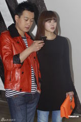 组图：佟大为关悦夫妇参观艺术展 章子怡嫂子陪同