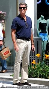 组图：布鲁斯南街拍曝光 黑超遮面彰显成熟魅力