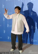 幻灯图集：成龙柏林现场唱《大兵小将》主题曲