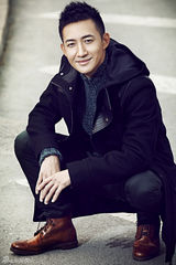 组图：王阳街拍秀长腿 目光深邃玩酷男人味