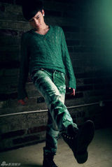 组图：冯铭潮写真散发怀旧魅力 率真男孩展现自我