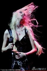 组图：泰勒-莫森性感开唱 尽现魔女本色