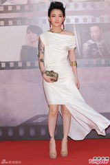 组图：范晓萱亮相金像奖红毯 着白裙秀纹身