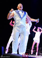 组图：韩歌手PSY校庆演出大唱神曲《江南Style》