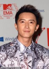 组图：韩庚摘EMA全球艺人奖 花纹西装帅气