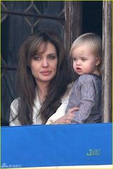 幻灯图：朱莉与准婆婆现身寓所阳台尽显温馨