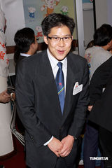 幻灯图：霍启刚张敬轩方力申做亚运会志愿者