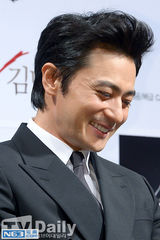 组图：张东健宣传《哭泣男人》迷人大叔演杀手