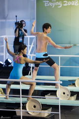 组图：《星跳水立方》复赛 吴建豪潜水服被吐槽