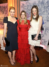 高清组图：伊丽莎白-奥尔森荷叶边红裙优雅亮相