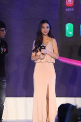 组图：Angelababy粉裙出席商业活动 如邻家小妹