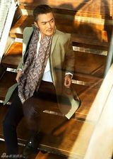 组图：于小伟街拍 熟男魅力演绎英伦回潮