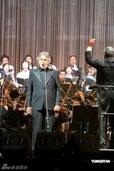 幻灯图：盲人歌唱家波切利香港开唱 天籁之声震全场