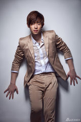 组图：邓伦花样西装写真 韩范美男青春时尚