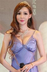 郭美美上下失守露粉底裤黑bra 爆乳女抢镜(图)