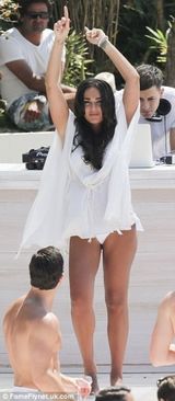 组图：F1太子女海滩办婚礼 与未婚夫水中激吻