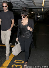 组图：金-卡戴珊亮相墨镜遮面秀丰满上围