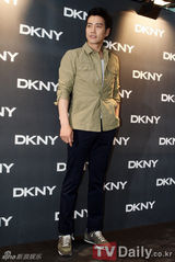 组图：少女时代郑丽媛等盛装出席品牌时尚秀