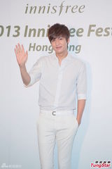 组图：李敏镐全白亮相代言疑透点 15分钟快闪