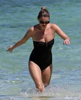 组图：凯特莫斯全裸度假露小腹赘肉 烟酒不离手