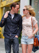 高清组图：凯特-波茨沃斯和男友逛街热裤秀美腿