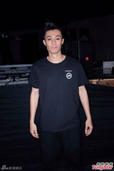 组图：周柏豪香港连开唱 为练身材不沾零食