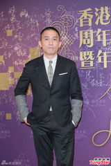 组图：章子怡火红包身裙挽手梁朝伟 宗师夺4奖