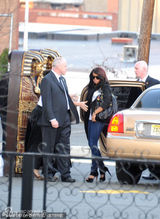 组图：惠特尼-休斯顿家人哀悼 其母现身需人搀扶