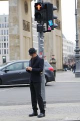 组图：王学兵柏林街拍曝光 变身黄金熟男吸睛