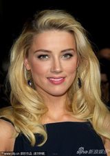 组图：安妮斯顿助阵导演工会奖 黑裙携男友秀恩爱