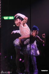 组图：许志安25周年演唱会落幕 郑秀文等捧场