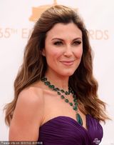 组图：Tea Andrews宝石项链抢镜艾美红毯