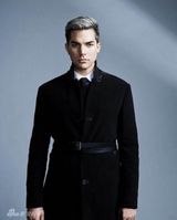 组图：亚当-兰伯特酷帅登杂志尽显冷傲气质