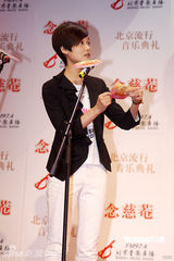 幻灯组图：李宇春韩红不务正业聊火锅 王蓉容貌大变