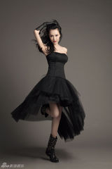 组图：莫小棋登时尚杂志封面化身暗夜精灵