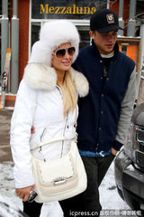 组图：希尔顿与小男友甜蜜吃午餐 戴皮草帽积极防寒